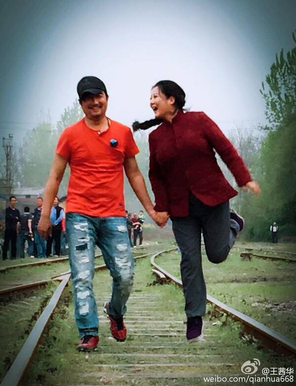 48岁"农村剧一姐"全家照曝光 与帅老公如胶似漆