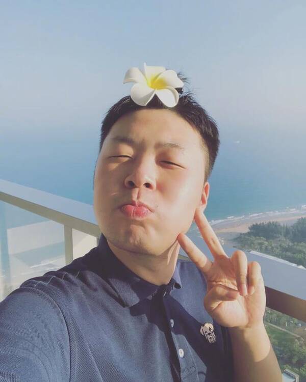 杜海涛首谈春晚口误:下台后忍着泪水打电话给吴昕