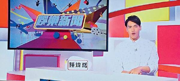 位穿着白色衣服的肌肉男现身金钟太古广场,当时韩君婷穿着灰色连衣裙