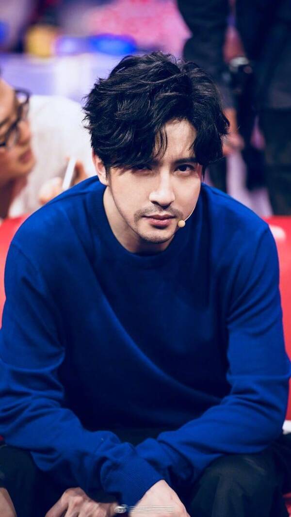 薛之谦难得蓄络腮胡须形象大变 看镜头的眼神很有戏