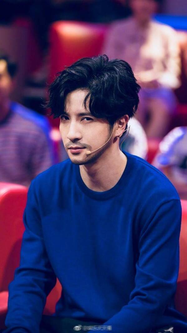 薛之谦难得蓄络腮胡须形象大变 看镜头的眼神很有戏