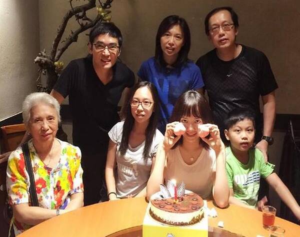 凤凰娱乐讯 9月5日凌晨零点,焦恩俊晒出家人为女儿庆生的照片.