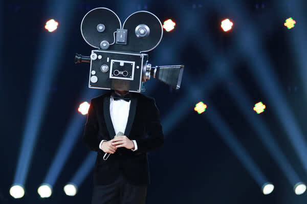 《蒙面》"北漂"导演补位 ella"抢"女主只想做花瓶