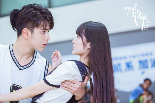 陈若轩告白徐娇"喜欢你" 《光年之外》发校园曲