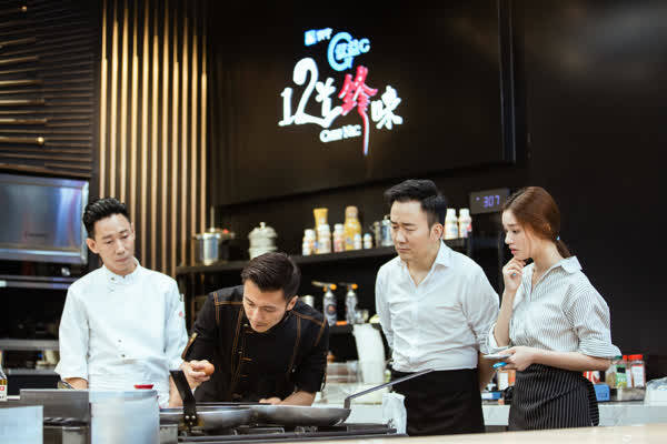 英皇(北京)文化和蓝天下传媒联合出品的电影级美食综艺《十二道锋味3