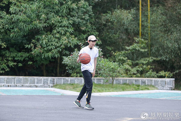 《青春旅社》王源帅气投篮 热爱运动球技获肯定