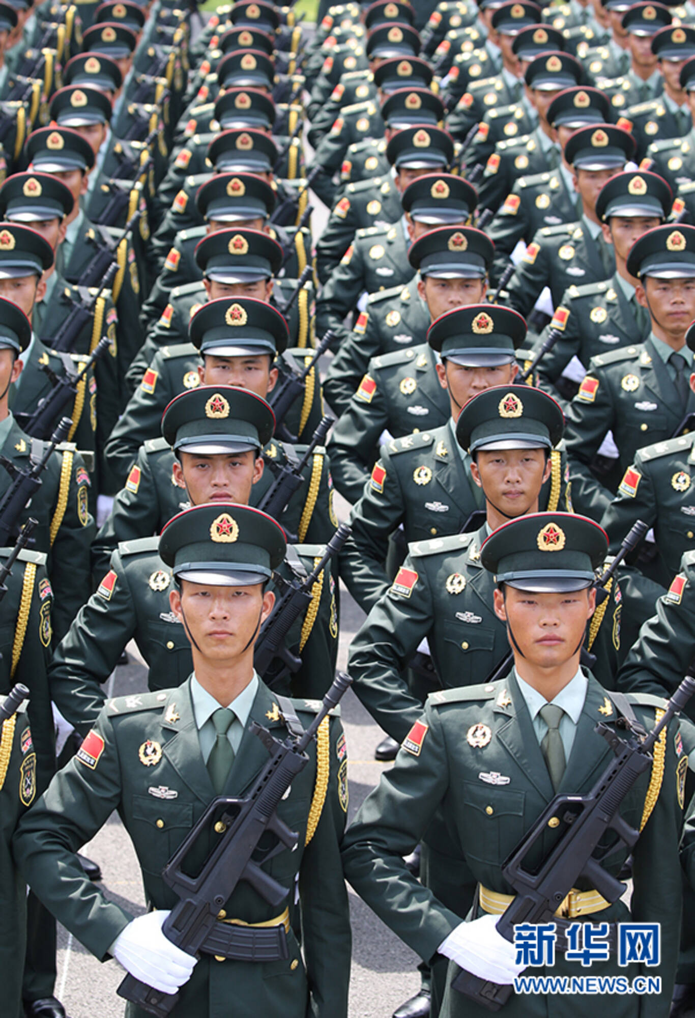 解放军受阅英模部队秀威武形象 五壮士方队着新迷彩