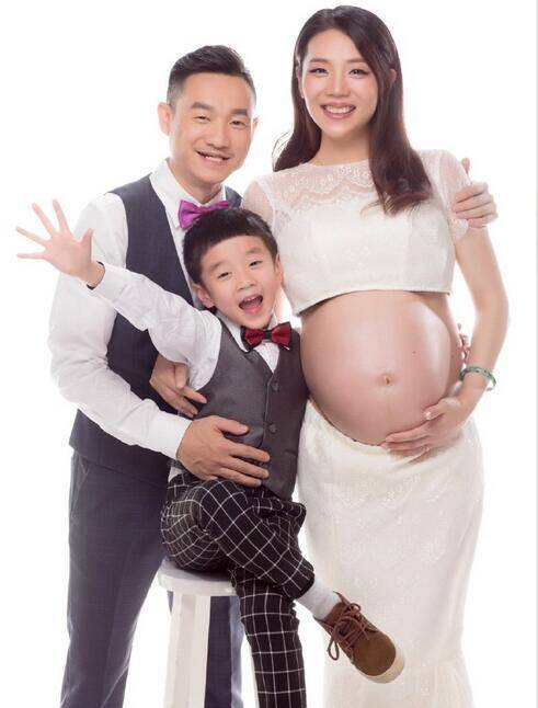 杨威一家五口甜蜜拍写真 要当哥哥的杨阳洋超开心(图)