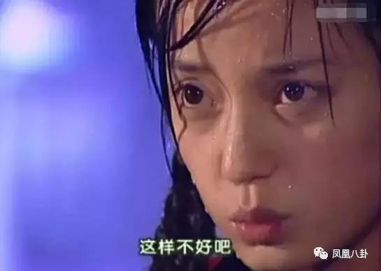 后来又在依萍淋雨的时候出手相救,邀请陌生妹子到自己家换洗,展现一下