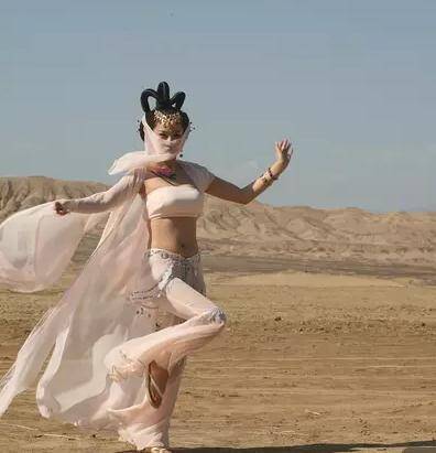 张馨予竟坐在达康书记的腿上 表情不可描述