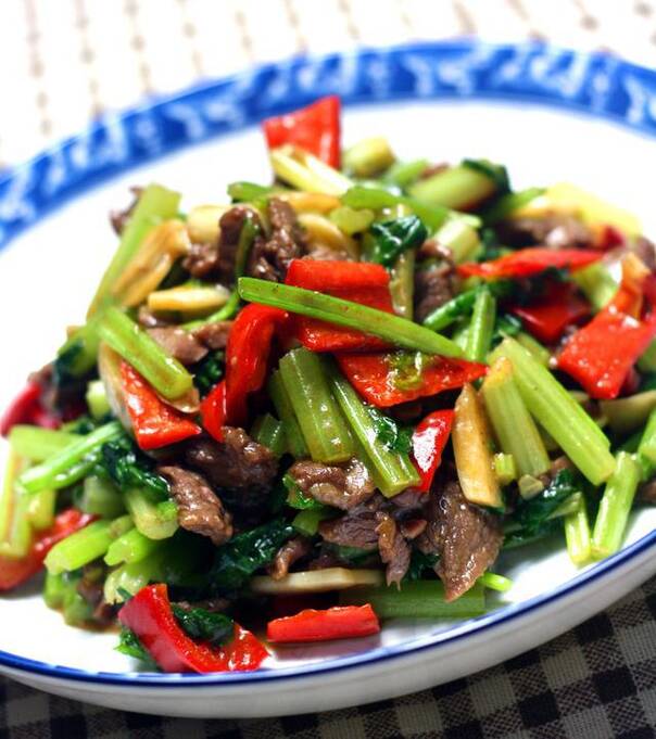 小贴士,这样炒牛肉更鲜嫩:1.加嫩肉粉或用棍子捶软;2.