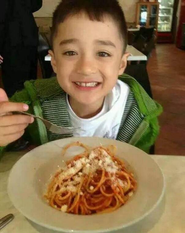 当年和成龙拍宝贝计划的小婴儿长大了 帅到发光!