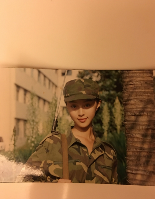 李晨在1月1日凌晨,晒出女友范冰冰的早年军装照,还附言:"2017,天天