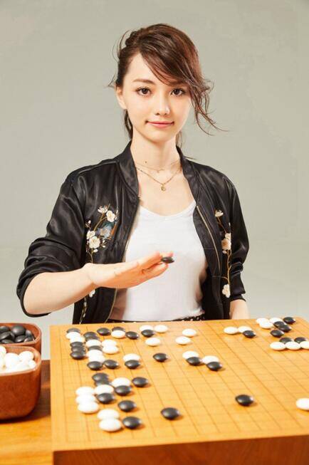 "棋界第一美女"黑嘉嘉加盟种子音乐 影歌视全发展
