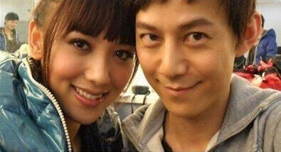 西宁晚报讯 何炅与娇妻亲密照被某网站曝光,网站还称照片中"两人领证