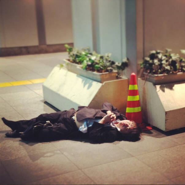 那些千姿百态醉倒的日本大叔