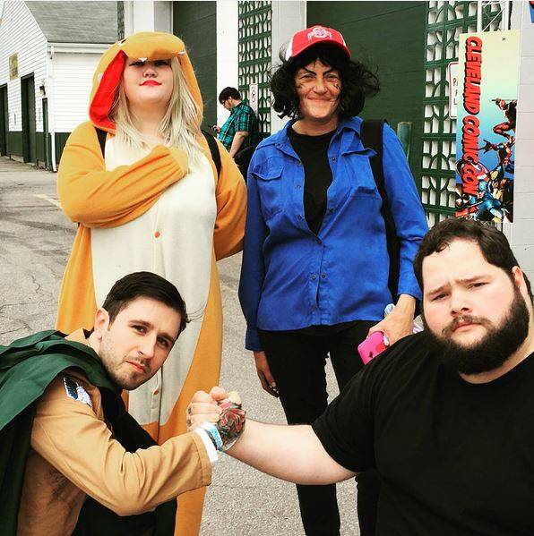 还记得那个爱跟屁股合影的胖子吗?他又回来了