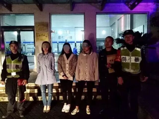 3個姑娘禮讓出租車 民警卻把她們都拘留(圖)