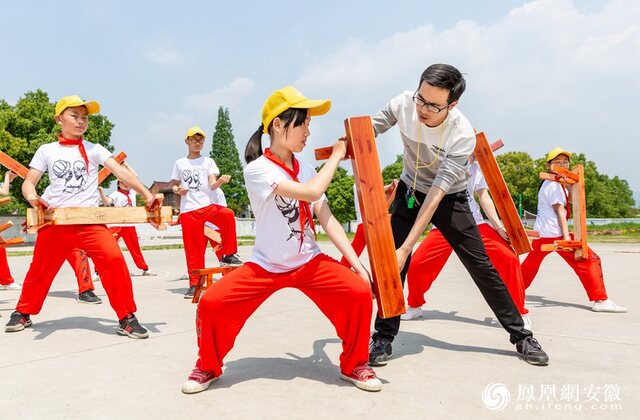 省铜陵市郊区周潭镇永升小学,"东乡武术"老师在带领学生们学习拳术