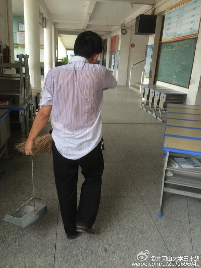 江西一中学校长坚持每日扫地