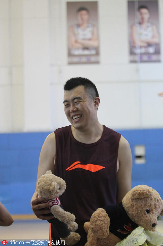 韩德君并于今日庆生,与队友贺天举,杨鸣展开蛋糕大战.