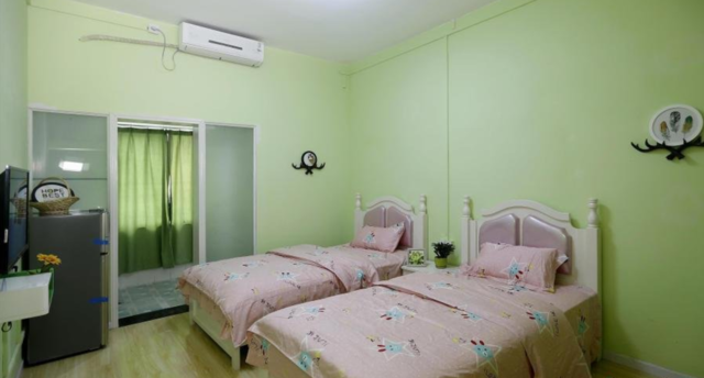 该宿舍位于翠微居南楼,均为女生宿舍,共216间,装饰色调分为浅粉色和草