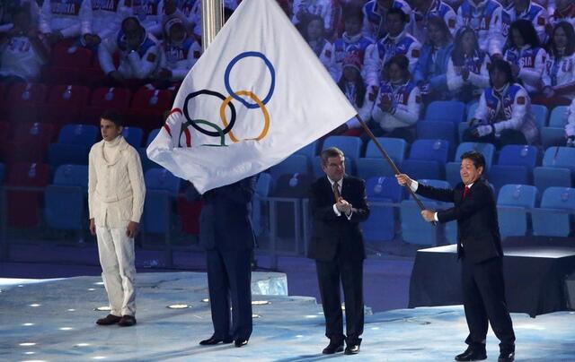 15/19平昌市長揮舞五環旗.