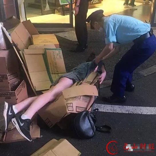 那些醉倒街上的姑娘们!竟无人问津