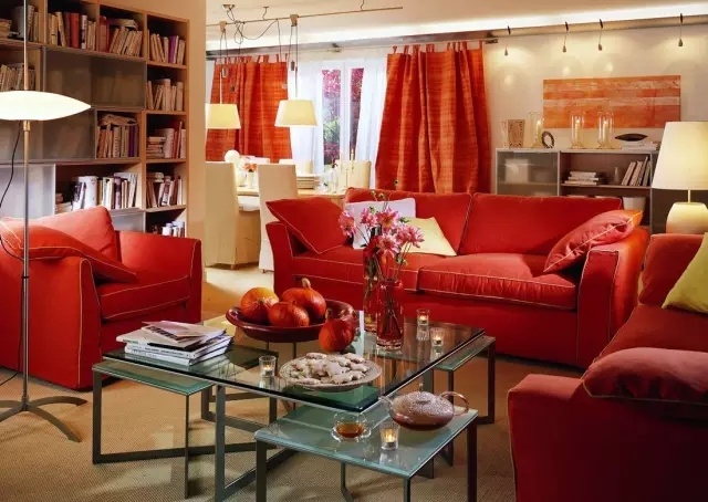 5/18红色为主基调,运用在沙发,窗帘上,生意盎然,红苹果都稍显逊色了