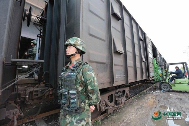 记者6天5夜实录:武警押运兵的神秘生活组图-凤凰新闻