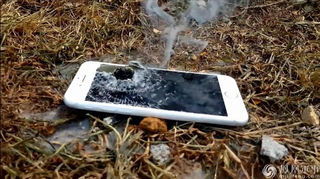 13/23iphone7被击中后的样子.机身还在不停的冒烟.