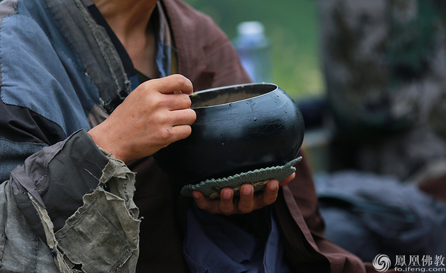 行脚乞食22年 大悲寺苦行僧雨中跋涉令人动容-凤凰新闻