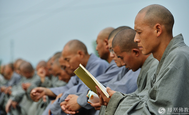 行脚乞食22年 大悲寺苦行僧雨中跋涉令人动容