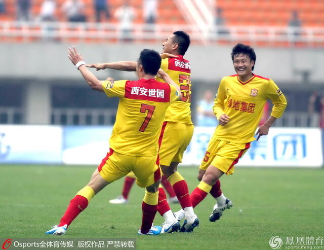 另一个标志性庆祝动作——"割喉礼"也曾多次在攻破申花球门后出现