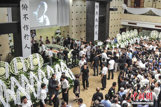 叶选宁告别仪式现场 七常委送花圈-凤凰新闻