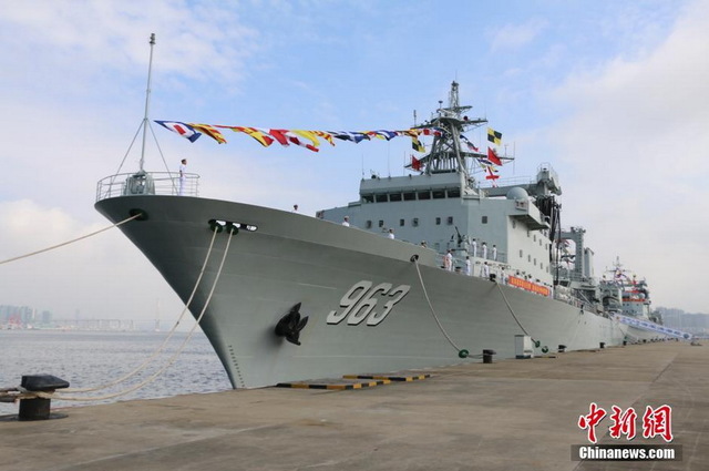 两艘万吨巨舰在南海舰队同时服役 拓展远洋战力
