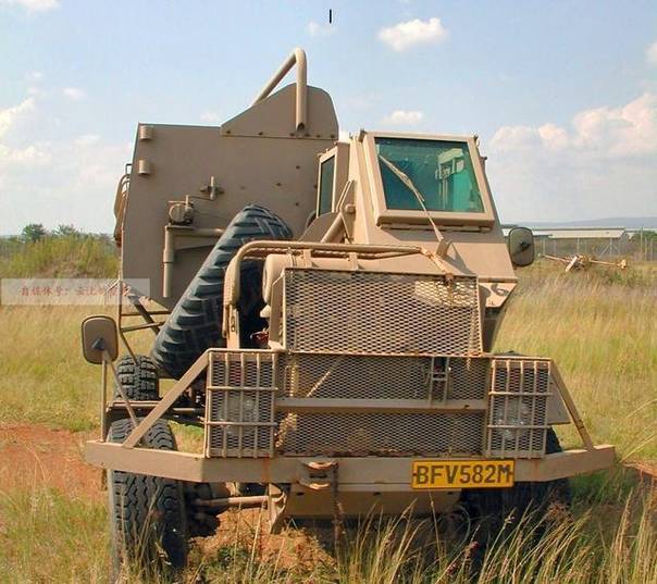 4/13水牛防地雷反伏击车的驾驶室位于车体的左前方,发动机在车体的右