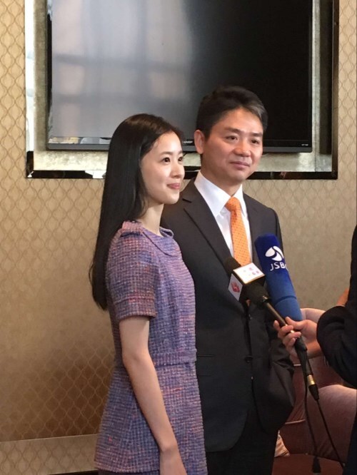 1/52月28日,京东集团ceo刘强东携妻子章泽天返回江苏宿迁老家,并宣布