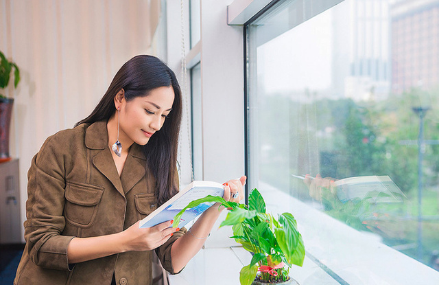 16/30低头看书的瞿颖显温婉气质.(资料图)