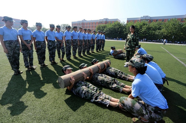 直擊美女教師魔鬼軍訓 領口別撲克水盆憋氣