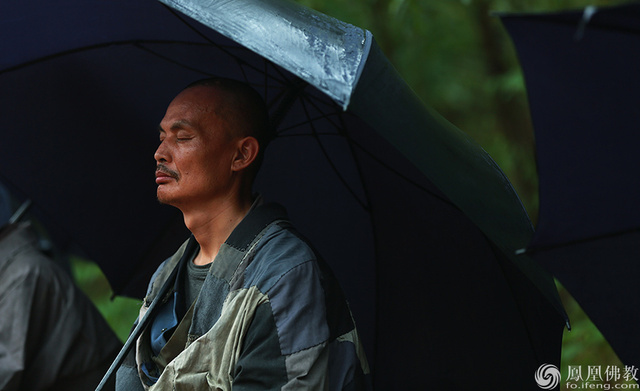 行脚乞食22年 大悲寺苦行僧雨中跋涉令人动容
