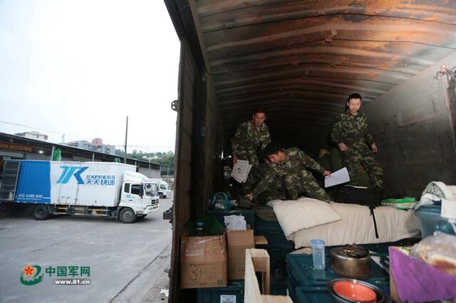 记者6天5夜实录:武警押运兵的神秘生活组图-凤凰新闻