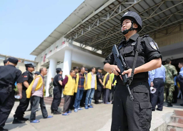 10/1410时许,在警车开道和武警护卫下,在押人员乘坐的车队顺利抵达