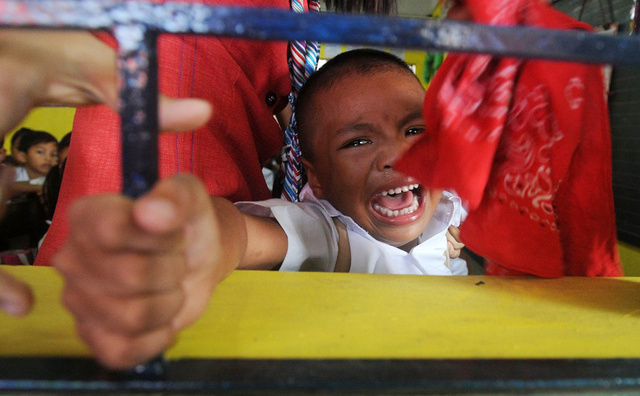 13/21当地时间2015年6月1日,菲律宾马尼拉,第一天上小学的学生在车上