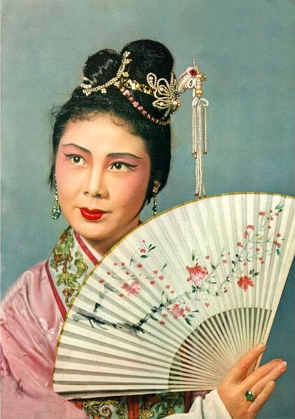 13/151962年第3期《人民画报》封面:话剧"桃花扇"中的主角李香君.