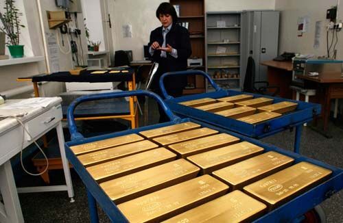 手指能夹起25公斤金砖就归你?专家:25斤也没戏