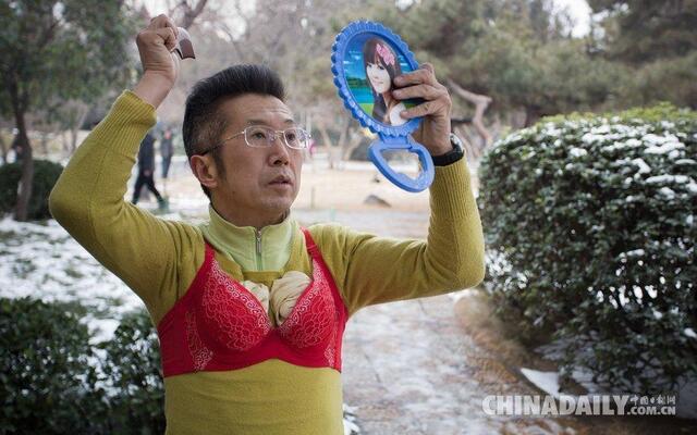 大叔外穿女式内衣逛街 实拍"胸罩哥"的真实生活(图)