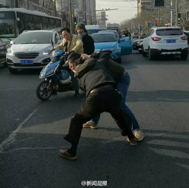两司机马路上打斗 造成道路拥堵2016-03-24   :  :45