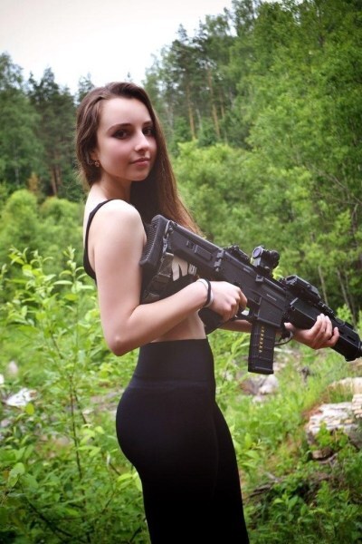 8/41酷爱枪械和军装cosplay的elena deligioz.