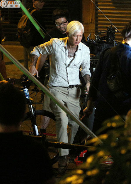 5/5张家辉银发搭配花臂纹身,形象颠覆.